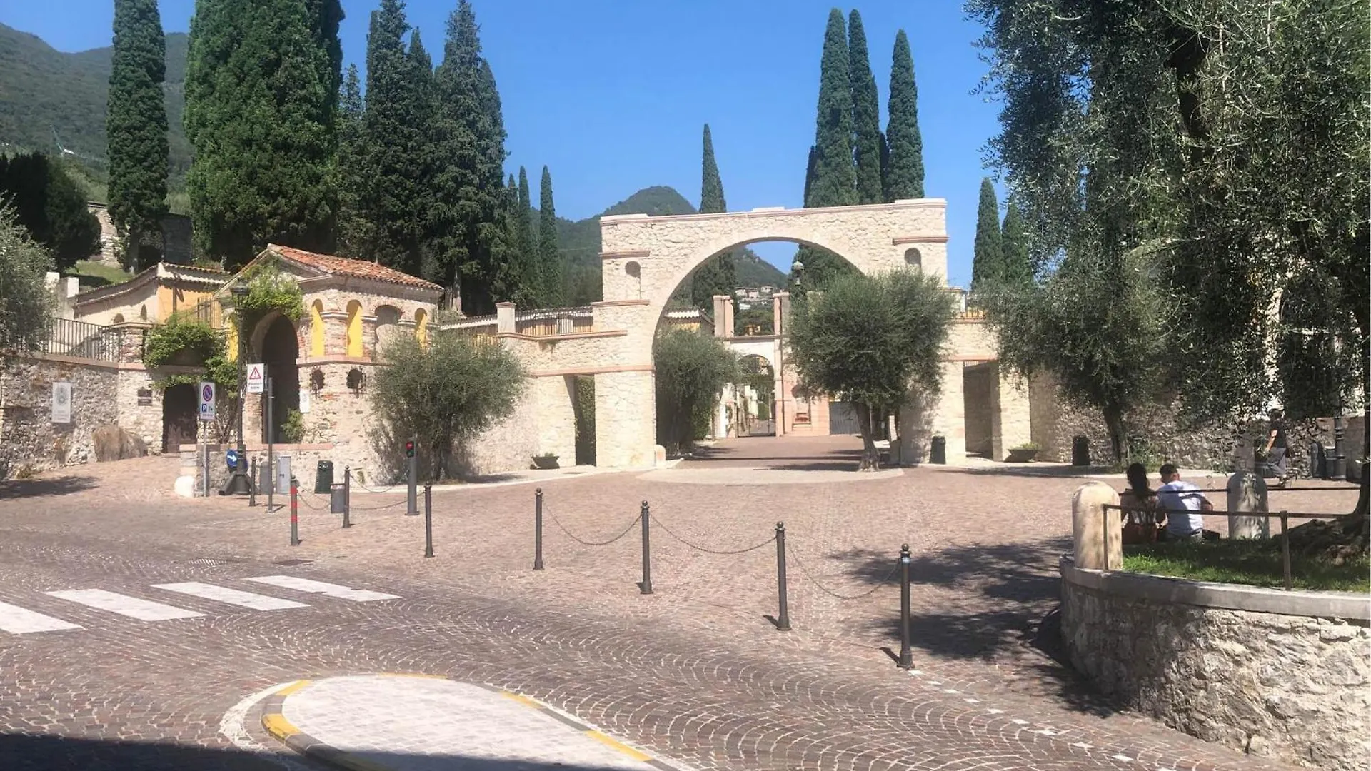 Apartment La Verbena A Fianco Del Vittoriale, Vista Piscina, 10 Minuti A Piedi Dal Lungo Lago
