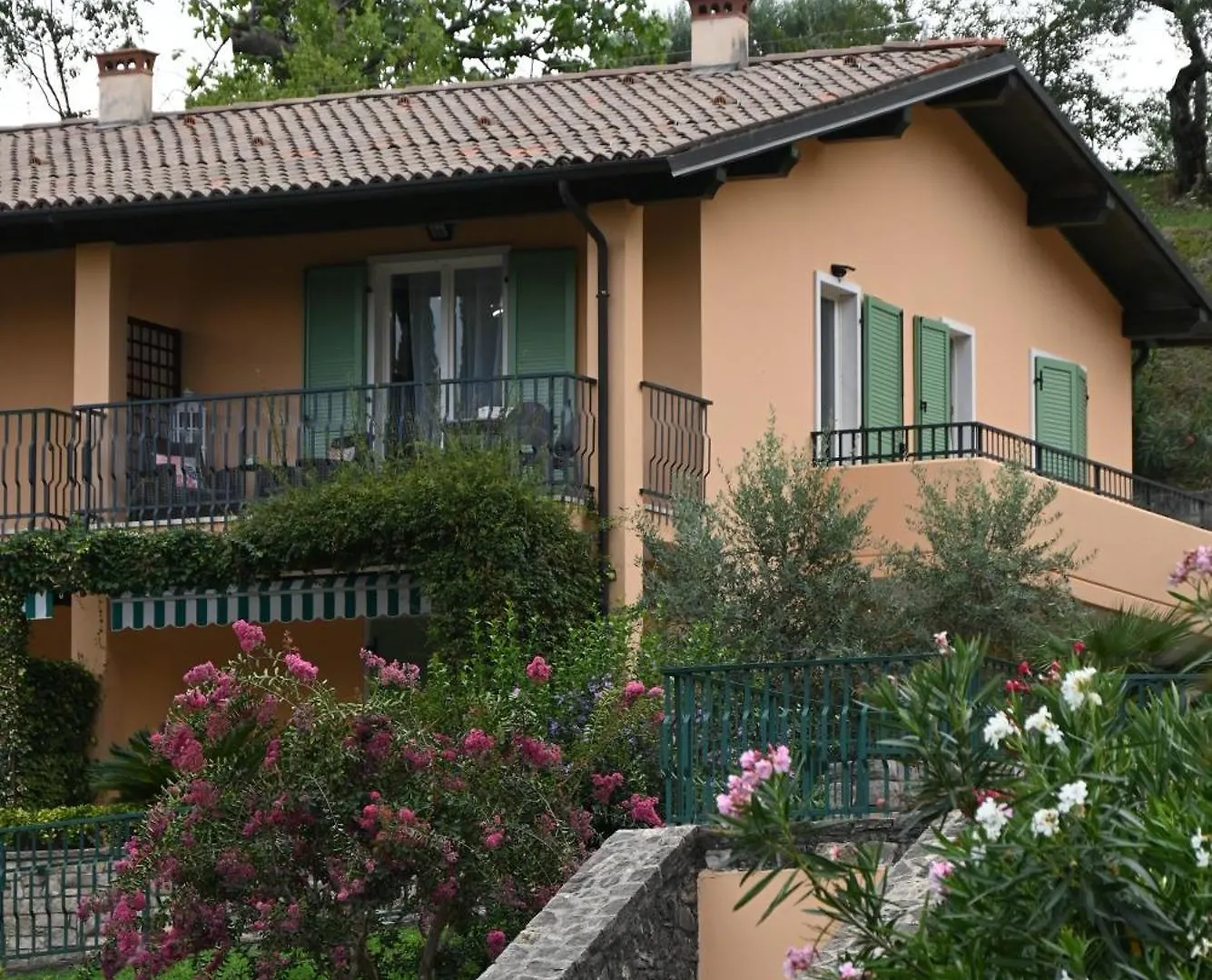 La Verbena A Fianco Del Vittoriale, Vista Piscina, 10 Minuti A Piedi Dal Lungo Lago Italy
